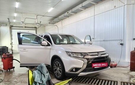 Mitsubishi Outlander III рестайлинг 3, 2017 год, 2 140 000 рублей, 2 фотография