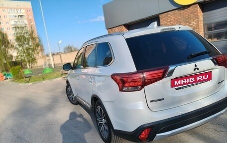 Mitsubishi Outlander III рестайлинг 3, 2017 год, 2 140 000 рублей, 6 фотография