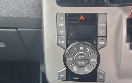 Toyota Voxy II, 2008 год, 1 450 000 рублей, 9 фотография