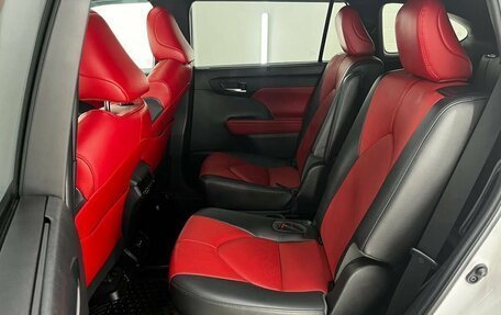 Toyota Highlander, 2022 год, 5 390 000 рублей, 28 фотография