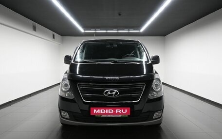 Hyundai H-1 II рестайлинг, 2013 год, 1 895 000 рублей, 3 фотография