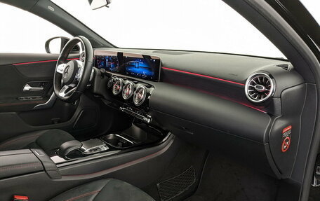 Mercedes-Benz A-Класс, 2019 год, 2 500 000 рублей, 11 фотография