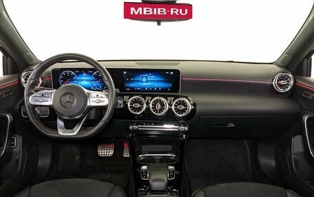 Mercedes-Benz A-Класс, 2019 год, 2 500 000 рублей, 14 фотография