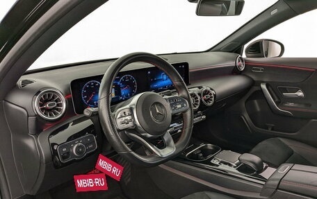 Mercedes-Benz A-Класс, 2019 год, 2 500 000 рублей, 16 фотография