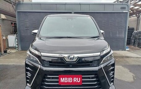 Toyota Voxy III, 2017 год, 1 750 000 рублей, 2 фотография