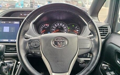 Toyota Voxy III, 2017 год, 1 750 000 рублей, 14 фотография