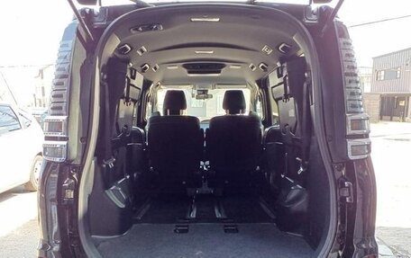 Toyota Voxy III, 2017 год, 1 750 000 рублей, 11 фотография