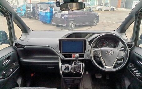 Toyota Voxy III, 2017 год, 1 750 000 рублей, 13 фотография