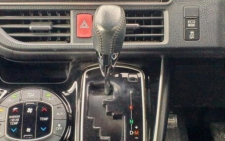 Toyota Voxy III, 2017 год, 1 750 000 рублей, 16 фотография