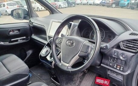 Toyota Voxy III, 2017 год, 1 750 000 рублей, 12 фотография