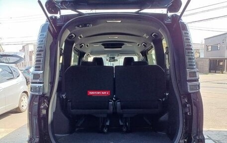 Toyota Voxy III, 2017 год, 1 750 000 рублей, 10 фотография