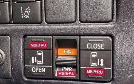 Toyota Voxy III, 2017 год, 1 750 000 рублей, 21 фотография