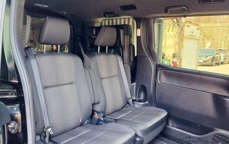 Toyota Voxy III, 2017 год, 1 750 000 рублей, 24 фотография