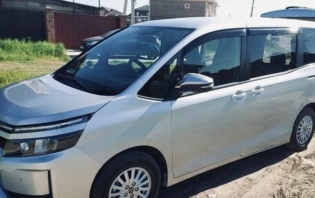 Toyota Voxy III, 2017 год, 1 950 000 рублей, 1 фотография