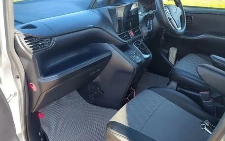 Toyota Voxy III, 2017 год, 1 950 000 рублей, 6 фотография