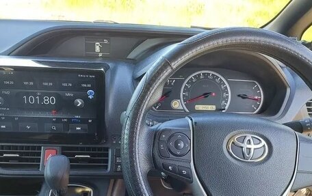 Toyota Voxy III, 2017 год, 1 950 000 рублей, 11 фотография