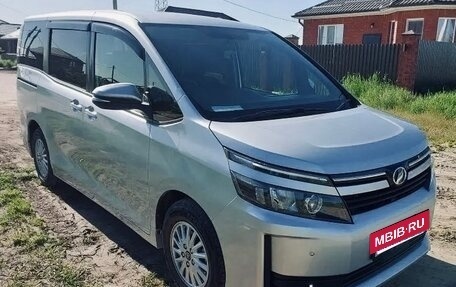 Toyota Voxy III, 2017 год, 1 950 000 рублей, 2 фотография