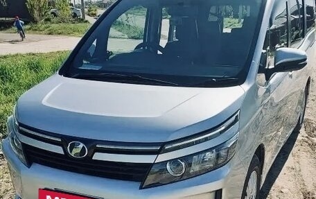 Toyota Voxy III, 2017 год, 1 950 000 рублей, 3 фотография