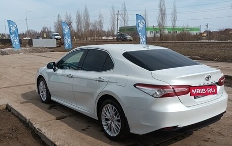 Toyota Camry, 2021 год, 3 290 000 рублей, 6 фотография