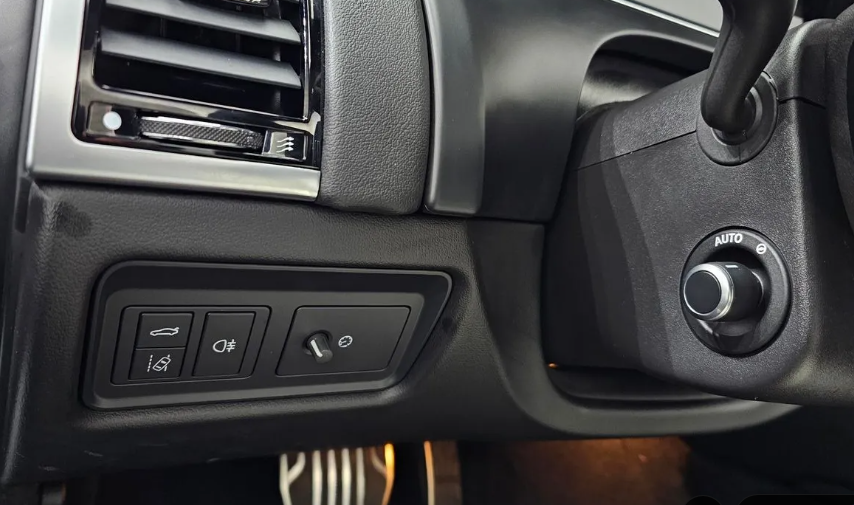 Jaguar F-Type I рестайлинг 2, 2023 год, 7 650 000 рублей, 13 фотография