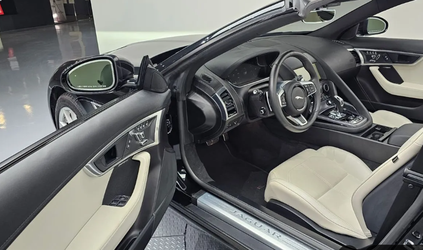 Jaguar F-Type I рестайлинг 2, 2023 год, 7 650 000 рублей, 8 фотография