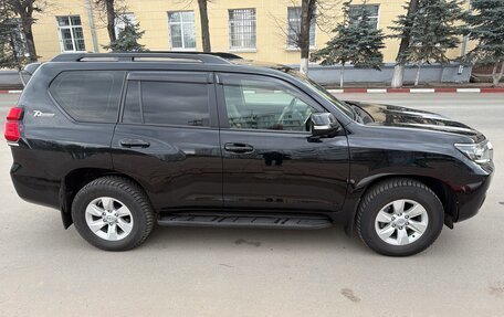 Toyota Land Cruiser Prado 150 рестайлинг 2, 2021 год, 4 000 000 рублей, 2 фотография