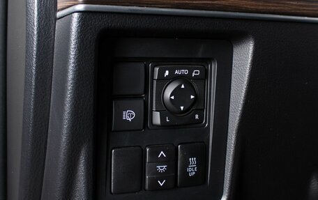Toyota Land Cruiser Prado 150 рестайлинг 2, 2019 год, 5 600 000 рублей, 12 фотография
