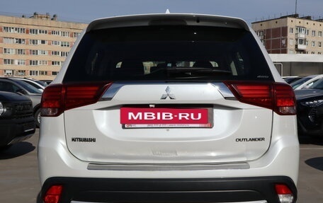 Mitsubishi Outlander III рестайлинг 3, 2016 год, 1 699 000 рублей, 6 фотография