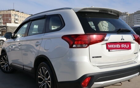 Mitsubishi Outlander III рестайлинг 3, 2016 год, 1 699 000 рублей, 4 фотография