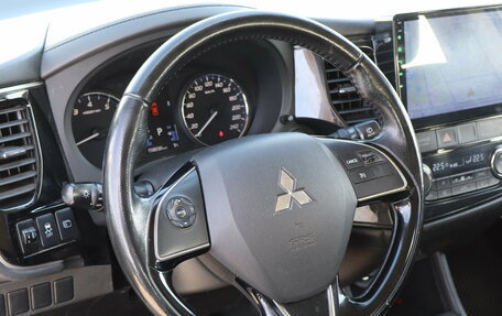 Mitsubishi Outlander III рестайлинг 3, 2016 год, 1 699 000 рублей, 9 фотография