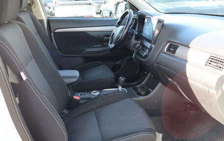 Mitsubishi Outlander III рестайлинг 3, 2016 год, 1 699 000 рублей, 12 фотография