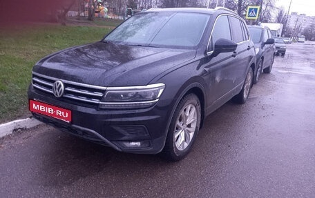 Volkswagen Tiguan II, 2018 год, 2 200 000 рублей, 3 фотография