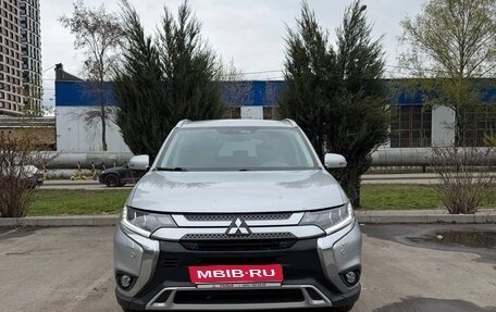 Mitsubishi Outlander III рестайлинг 3, 2020 год, 3 200 000 рублей, 1 фотография