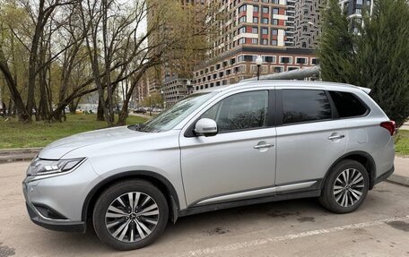 Mitsubishi Outlander III рестайлинг 3, 2020 год, 3 200 000 рублей, 3 фотография