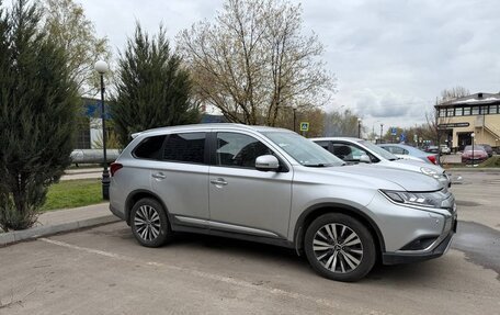 Mitsubishi Outlander III рестайлинг 3, 2020 год, 3 200 000 рублей, 2 фотография