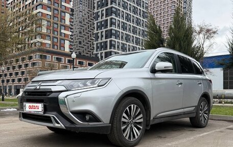 Mitsubishi Outlander III рестайлинг 3, 2020 год, 3 200 000 рублей, 6 фотография