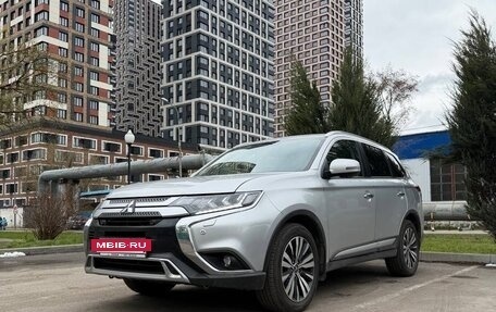 Mitsubishi Outlander III рестайлинг 3, 2020 год, 3 200 000 рублей, 4 фотография
