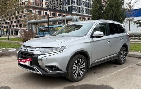 Mitsubishi Outlander III рестайлинг 3, 2020 год, 3 200 000 рублей, 7 фотография