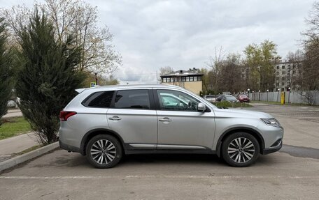 Mitsubishi Outlander III рестайлинг 3, 2020 год, 3 200 000 рублей, 8 фотография