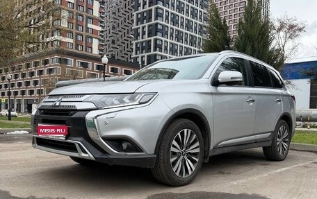 Mitsubishi Outlander III рестайлинг 3, 2020 год, 3 200 000 рублей, 10 фотография
