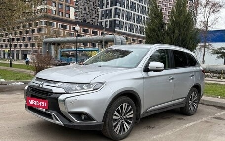 Mitsubishi Outlander III рестайлинг 3, 2020 год, 3 200 000 рублей, 9 фотография