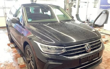 Volkswagen Tiguan II, 2022 год, 2 372 000 рублей, 3 фотография