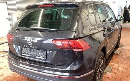 Volkswagen Tiguan II, 2022 год, 2 372 000 рублей, 2 фотография