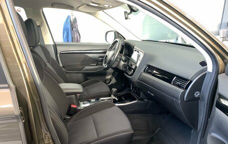 Mitsubishi Outlander III рестайлинг 3, 2019 год, 2 300 000 рублей, 17 фотография