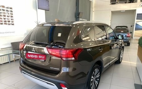 Mitsubishi Outlander III рестайлинг 3, 2019 год, 2 300 000 рублей, 6 фотография