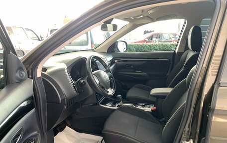 Mitsubishi Outlander III рестайлинг 3, 2019 год, 2 300 000 рублей, 13 фотография