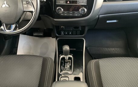 Mitsubishi Outlander III рестайлинг 3, 2019 год, 2 300 000 рублей, 24 фотография