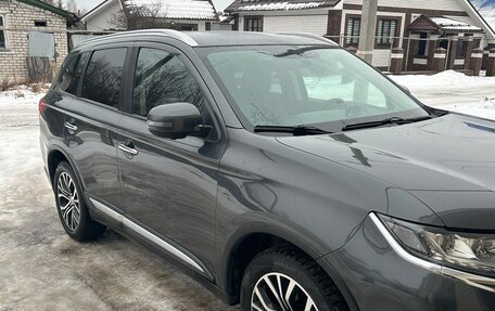 Mitsubishi Outlander III рестайлинг 3, 2018 год, 1 980 000 рублей, 4 фотография