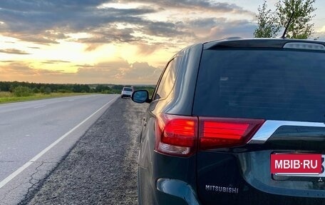 Mitsubishi Outlander III рестайлинг 3, 2016 год, 1 800 000 рублей, 4 фотография
