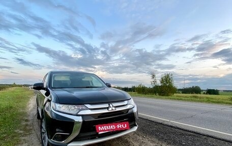 Mitsubishi Outlander III рестайлинг 3, 2016 год, 1 800 000 рублей, 3 фотография